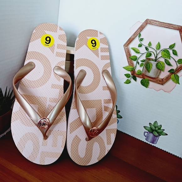 MICHAEL KORS FLIP FLOPS SANDALS SIZE 9M - Picture 1 of 5